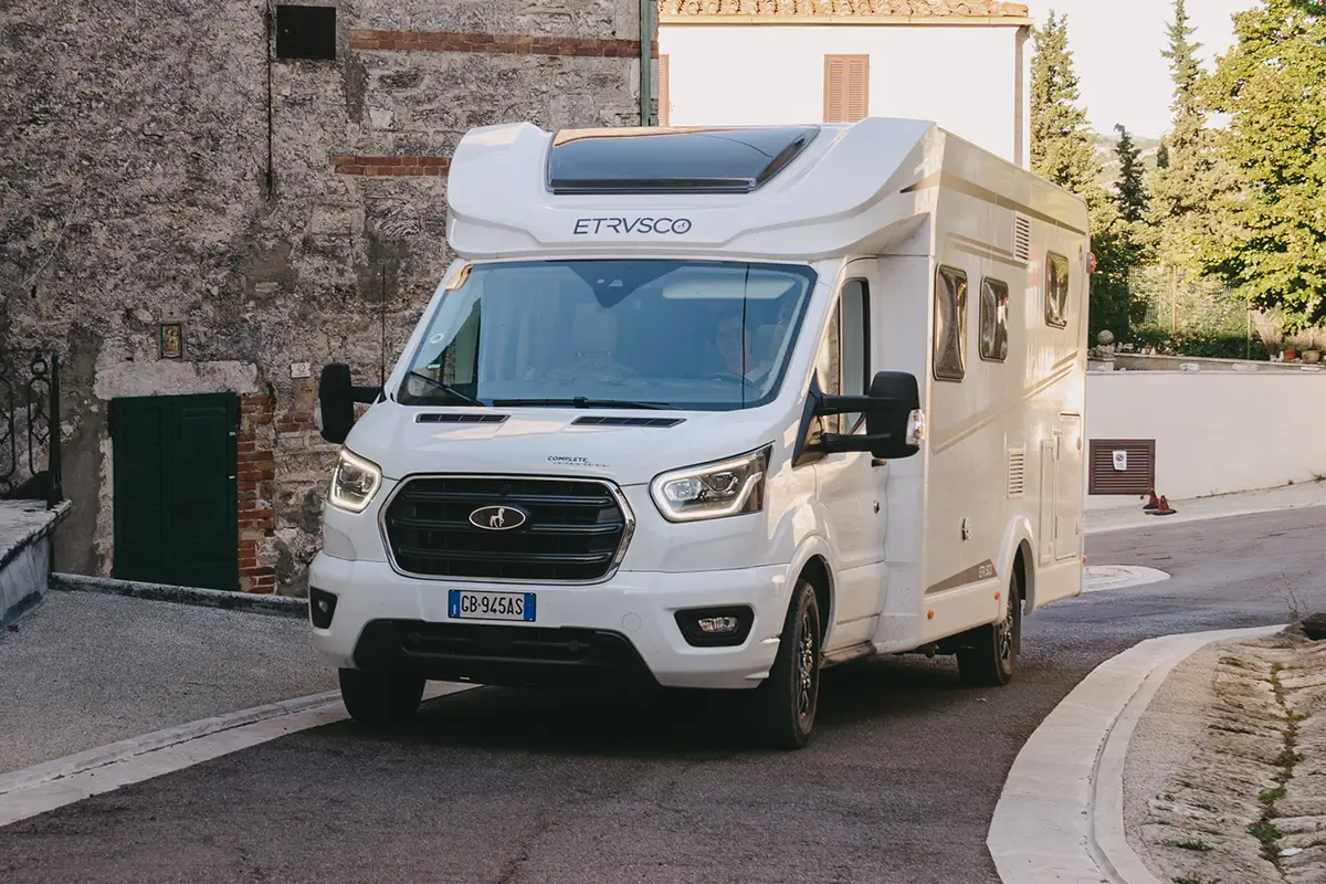 Etrusco Wohnmobil auf der Straße